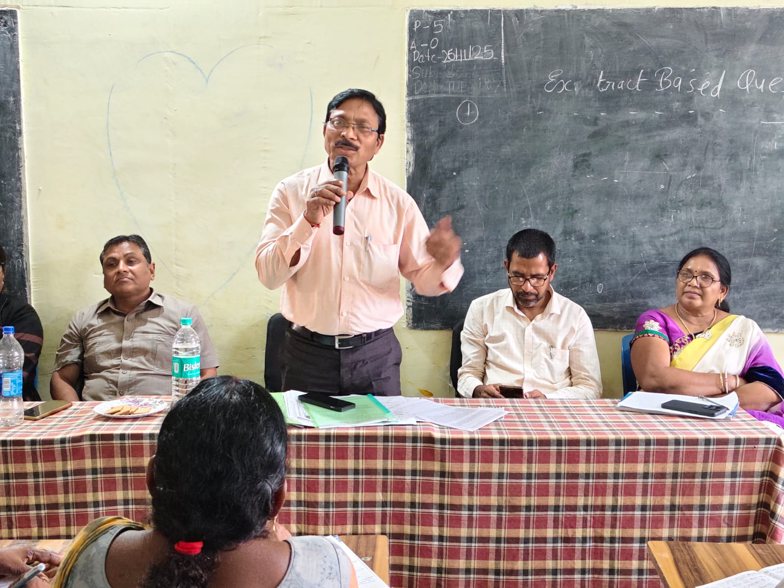 बैठक को संबोधित करते हुए अधिकारी।