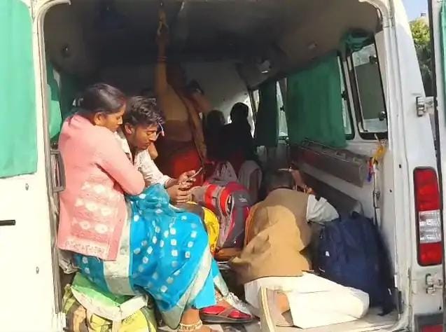 एम्बुलेंस में घायल