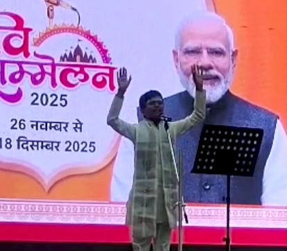 कार्तिक मंच पर परफॉर्मेंस देते हुए