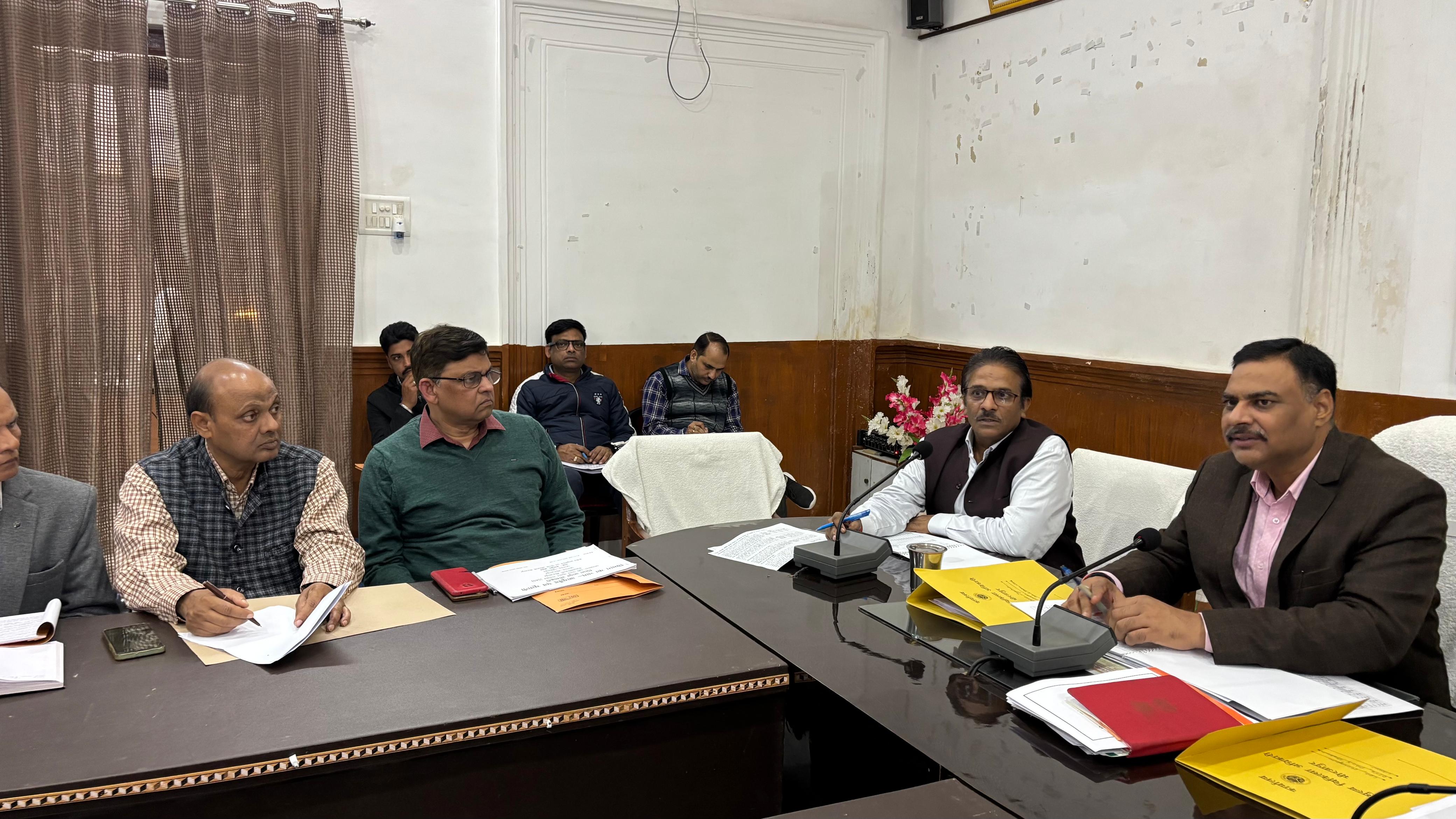 कलेक्ट्रेट सभागार में जिला स्वास्थ्य एवं जिला आयुष समिति की संयुक्त बैठक लेते डीएम गंगवार। कलेक्ट्रेट सभागार में जिला स्वास्थ्य एवं जिला आयुष समिति की संयुक्त बैठक लेते डीएम गंगवार।