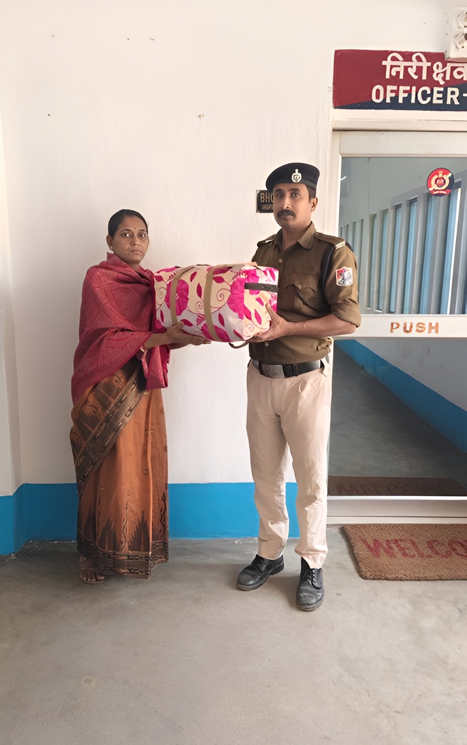 खड़गपुर मंडल में आरपीएफ द्वारा बरामद सामान यात्री को लौटाते अधिकारी।
