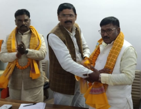 मुख्य अतिथि का स्वागत करते जिला उपाध्यक्ष व अन्य। मुख्य अतिथि का स्वागत करते जिला उपाध्यक्ष व अन्य।