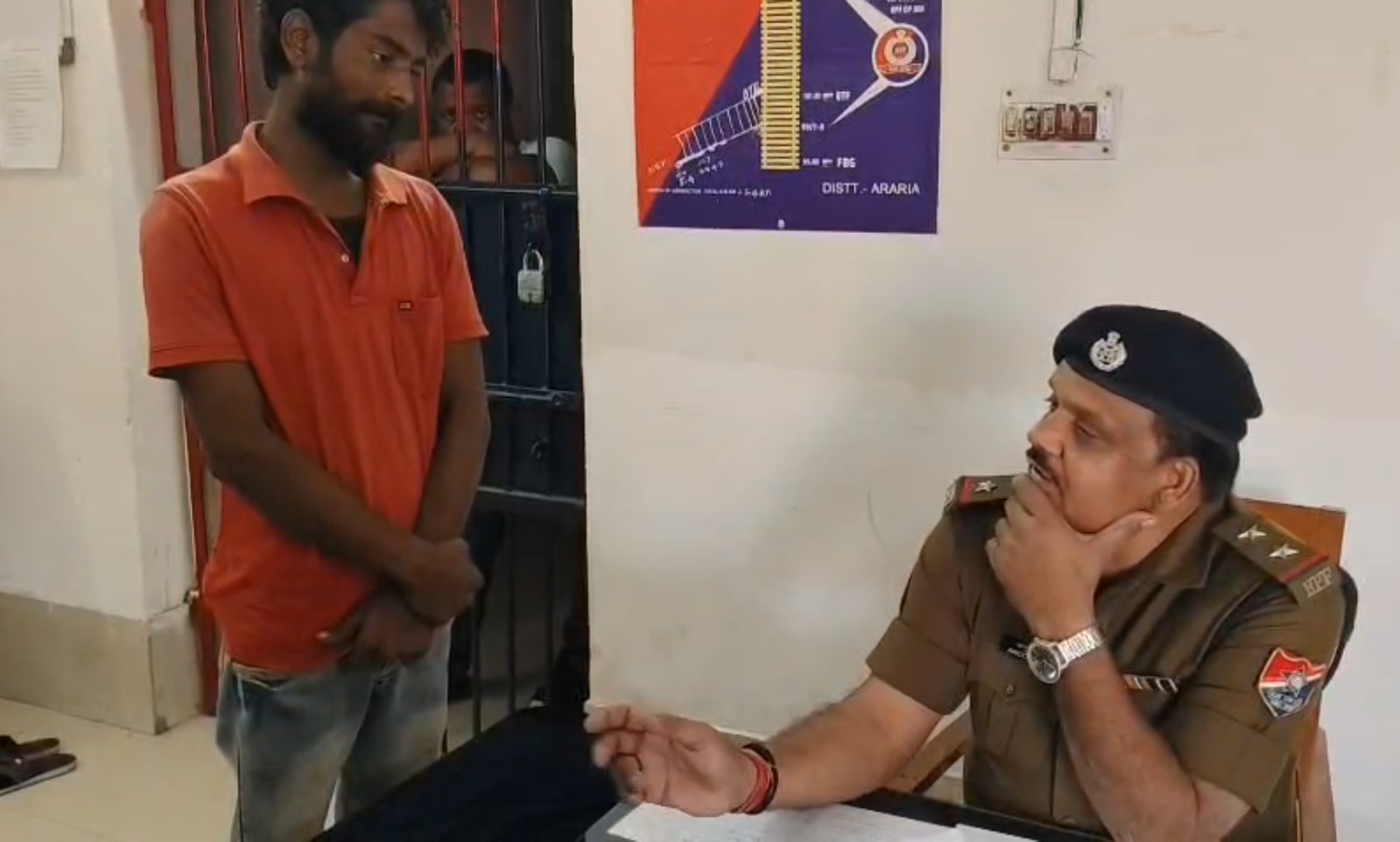 अररिया फोटो:गिरफ्तार चोर से पूछताछ करते आरपीएफ प्रभारी