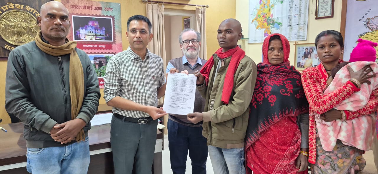 दमोह-दिवंगत बीएलओ के पुत्र को कलेक्टर कोचर ने दिया नियुक्ति पत्र