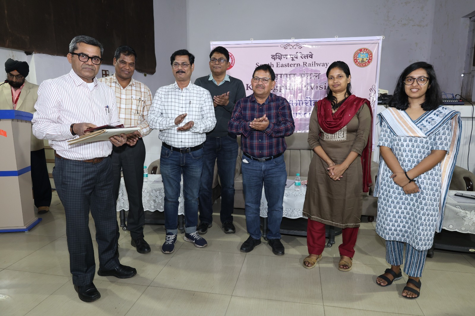 खड़गपुर में सेवानिवृत्त कर्मचारियों का सम्मान।