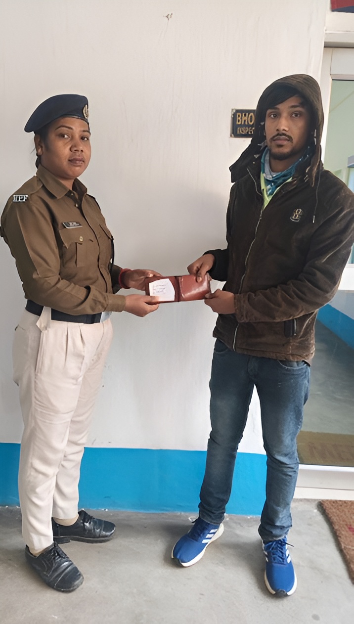 खड़गपुर मंडल में आरपीएफ द्वारा बरामद सामान यात्री को लौटाते अधिकारी।