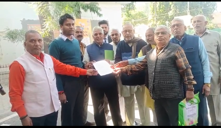 कलेक्ट्रेट में प्रदर्शन के बाद ज्ञापन देते  अखिल भारतीय ब्राह्मण महासभा के पदाधिकारी