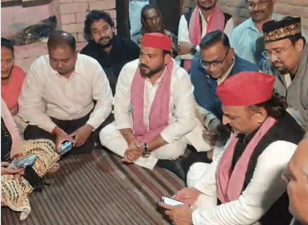 मृतक लेखपाल के परिजनों से मिलकर सांत्वना देते सपा मुखिया अखिलेश यादव मृतक लेखपाल के परिजनों से मिलकर सांत्वना देते सपा मुखिया अखिलेश यादव