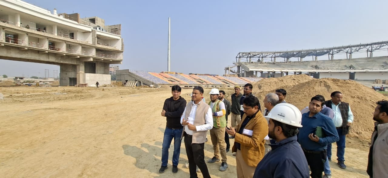 गंजारी राजातालाब में बन रहे अन्तर्राष्ट्रीय क्रिकेट स्टेडियम में कमिश्नर गंजारी राजातालाब में बन रहे अन्तर्राष्ट्रीय क्रिकेट स्टेडियम में कमिश्नर