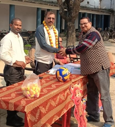 नेशनल सीनियर वालीबॉल प्रतियोगिता के रथ यात्रियों का स्वागत करते प्रधानाचार्य सुशील सिंह