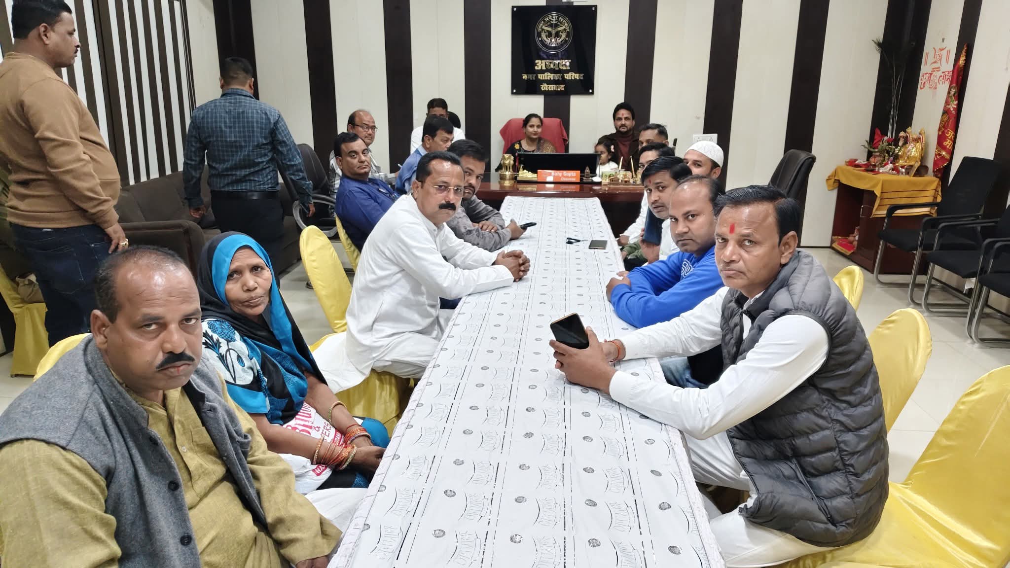 खैराबाद नगर पालिका बोर्ड की बैठक में मौजूद अध्यक्ष व सभासद