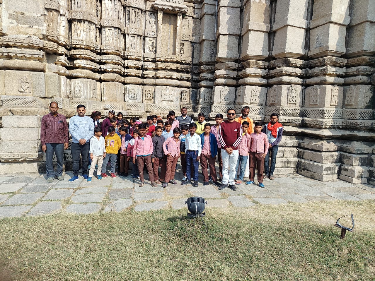ऐतिहासिक धरोहरों का भ्रमण करते छात्र