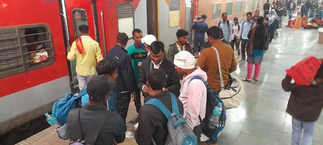 चेकिंग करते