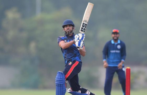 शॉट खेलते हिम्मत सिंह