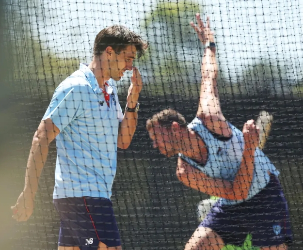 नेट्स में अभ्यास करते कमिंस और हेजलवुड