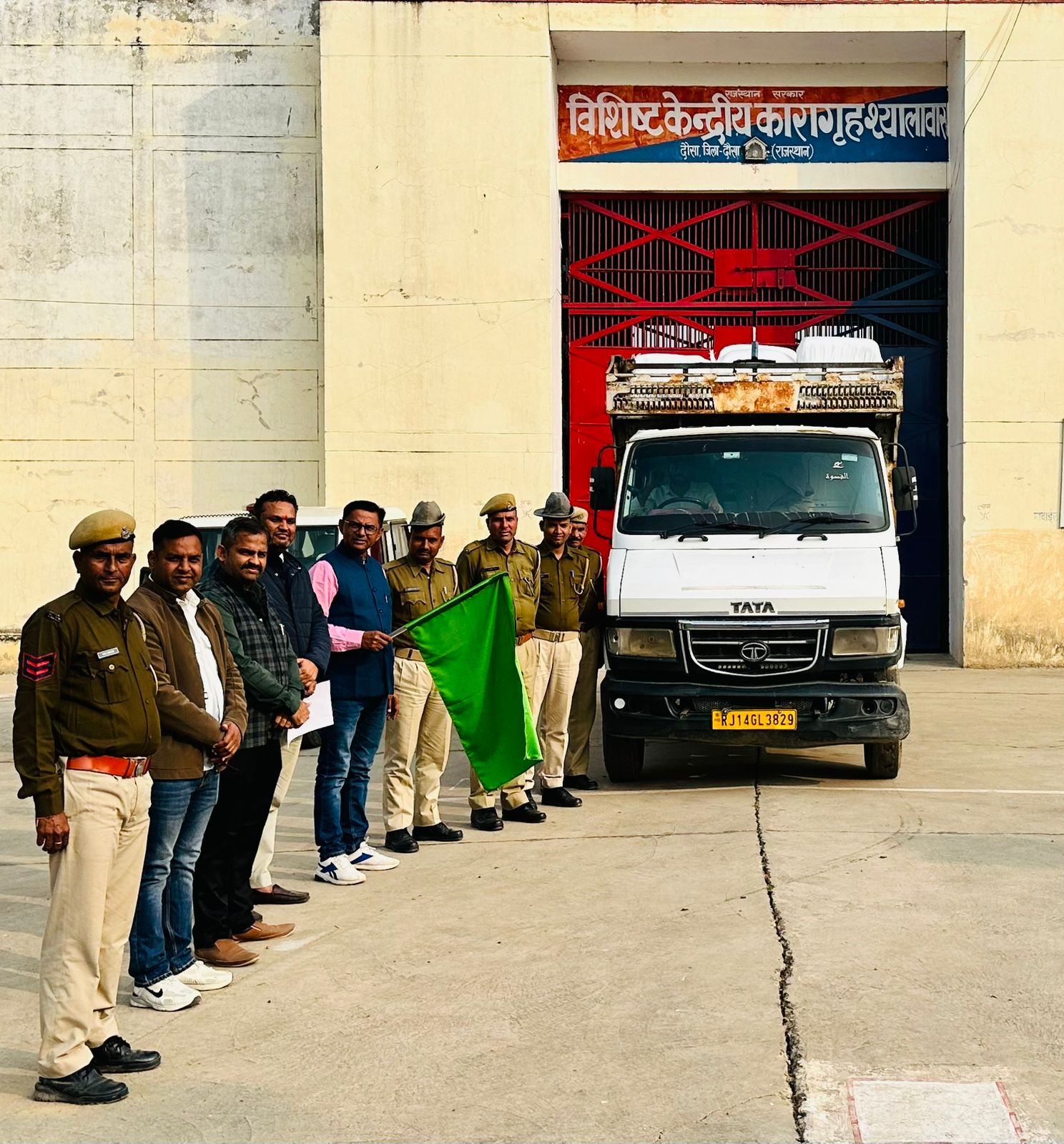 दौसा जेल से 810 ऊनी कंबलों का पहला लॉट जयपुर रवाना