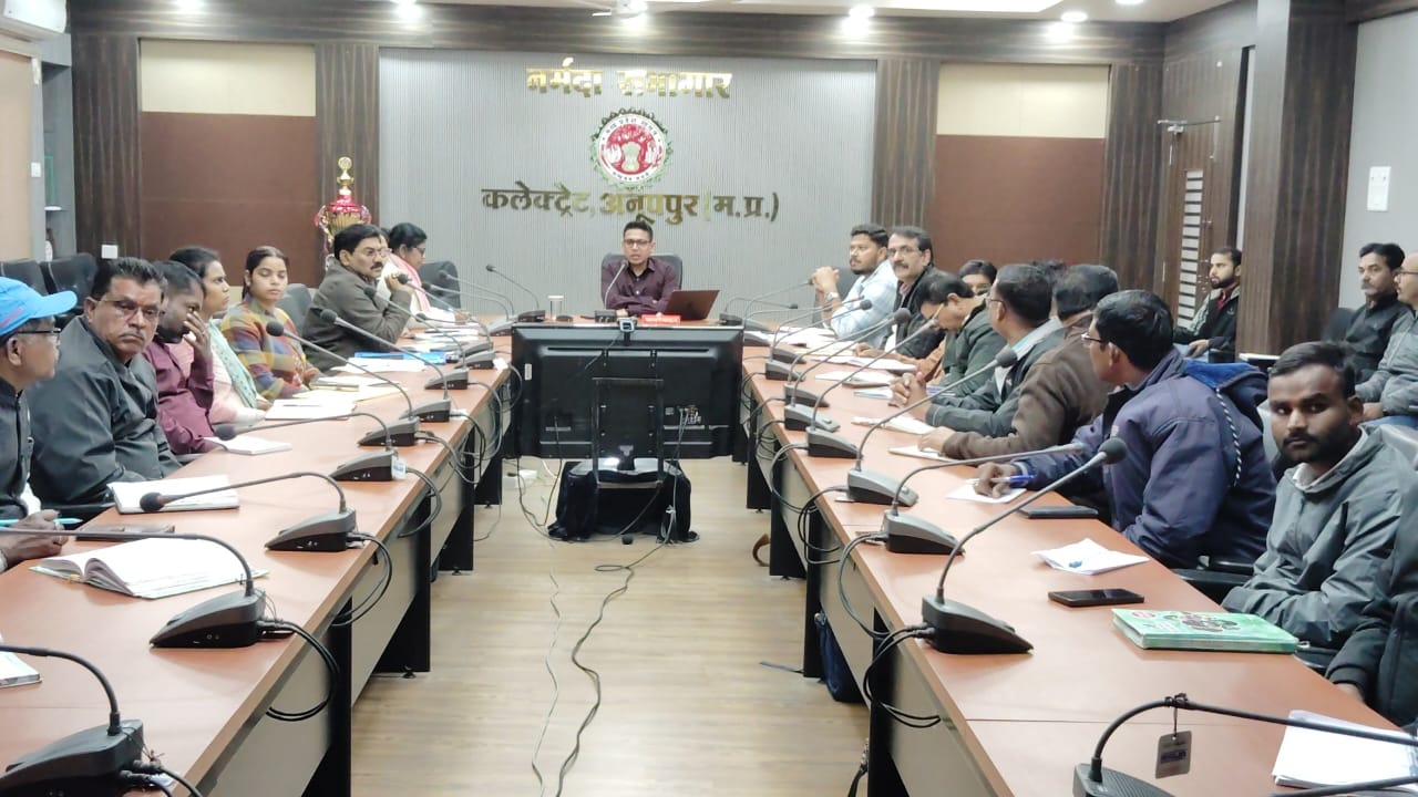 कलेक्टर हर्षल पंचोली की बैठक कलेक्टर हर्षल पंचोली की बैठक