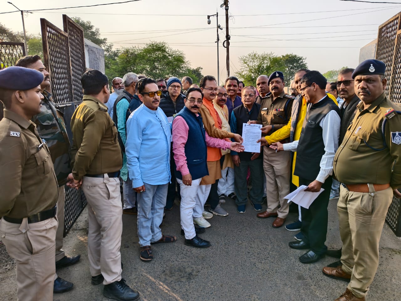 अनूपपुर में ज्ञापन साैपते हुए