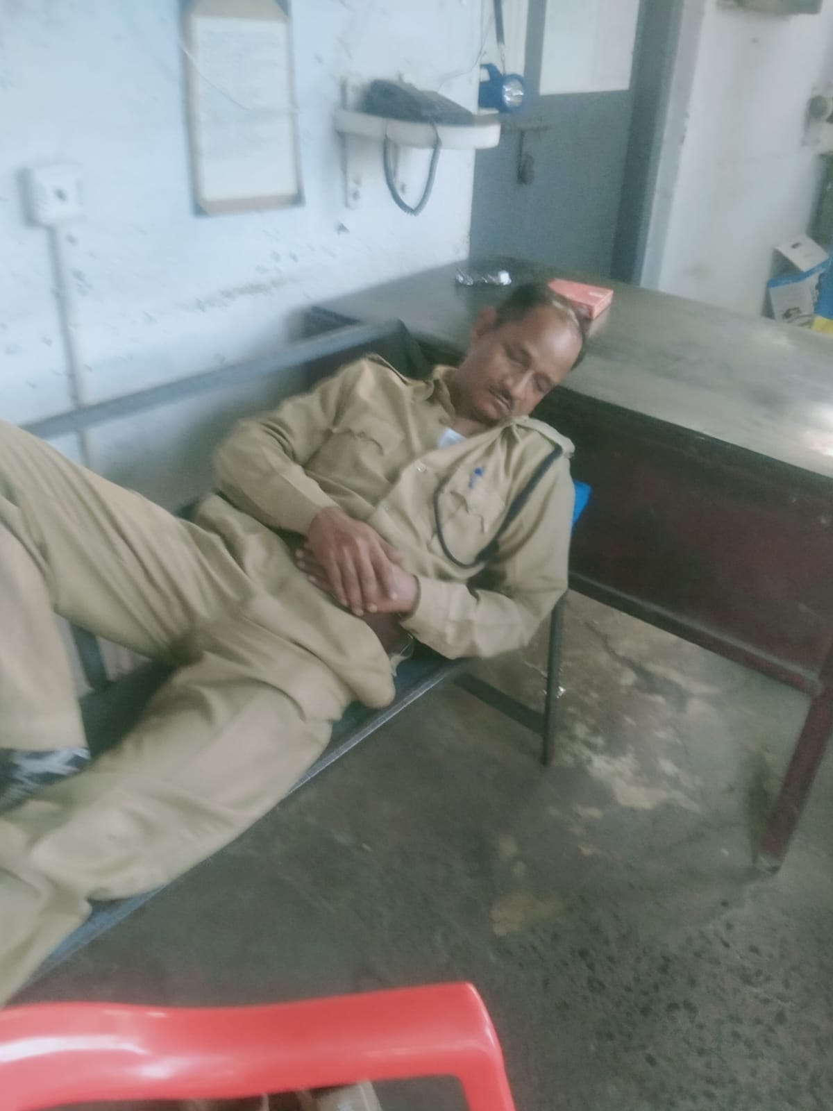 काम के समय साेता सुरक्षाकर्मी