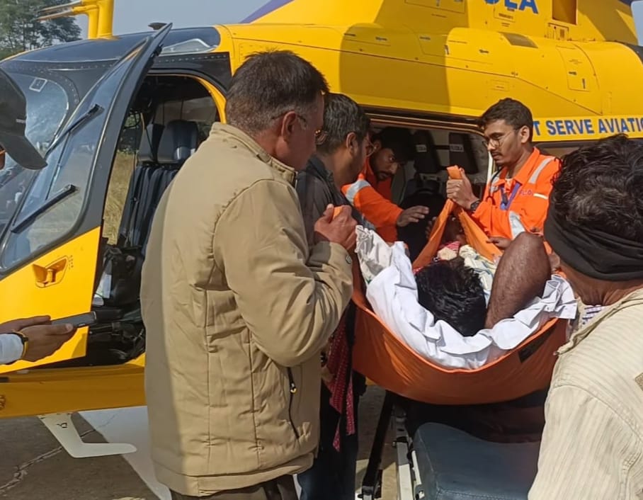 मरीज काे पीएमश्री एयर एम्बुलेंस से एयरलिफ्ट करते हुए
