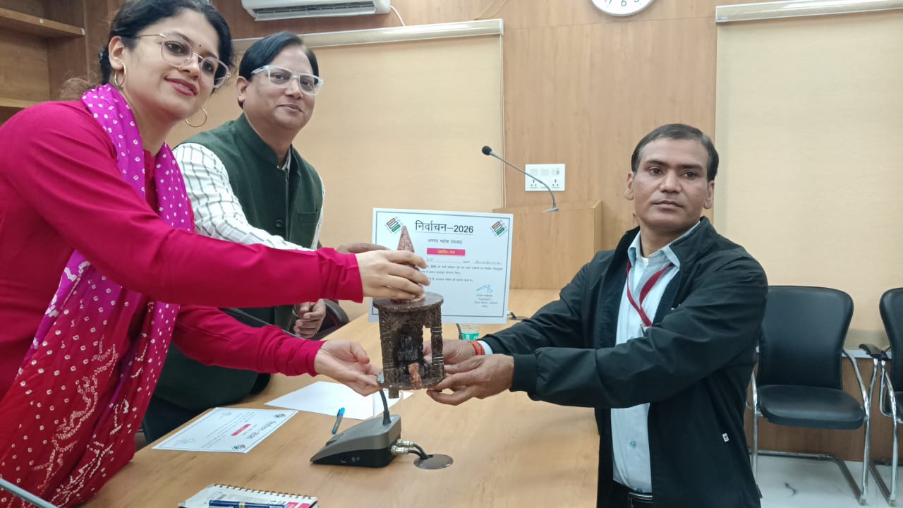 प्रशस्ति पत्र देती डीएम गजल भारद्वाज