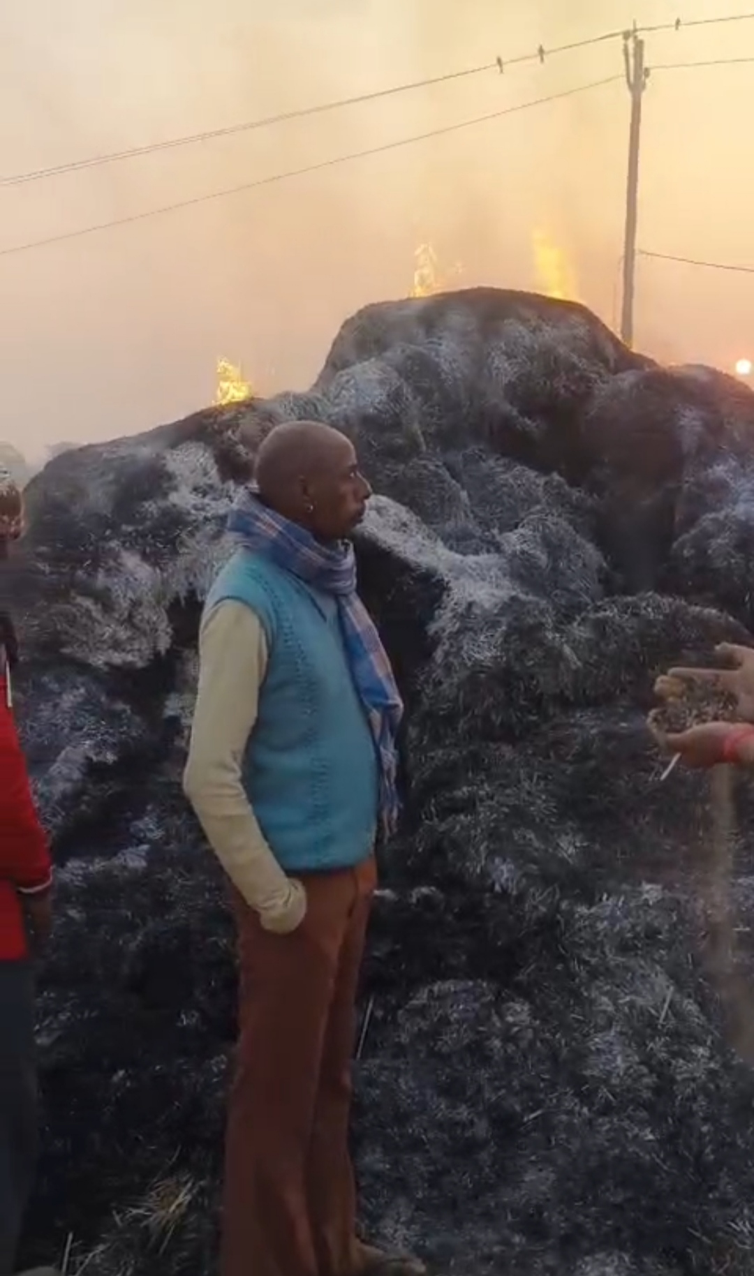 हरबरा करौदिया गांव में खलिहान में रखी धान की फसल में लगी आग