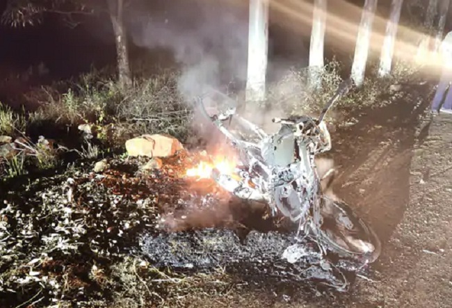 हादसे के बाद बाइक में लगी आग