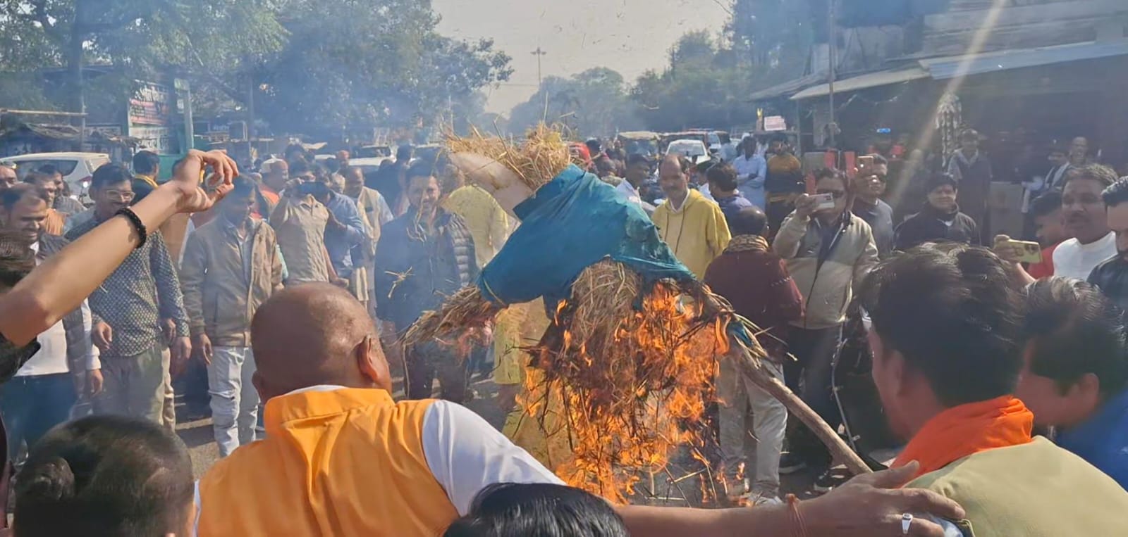 दमोह-आईएएस संतोष वर्मा के पुतले को जुते मारा कुचला फिर जलाया