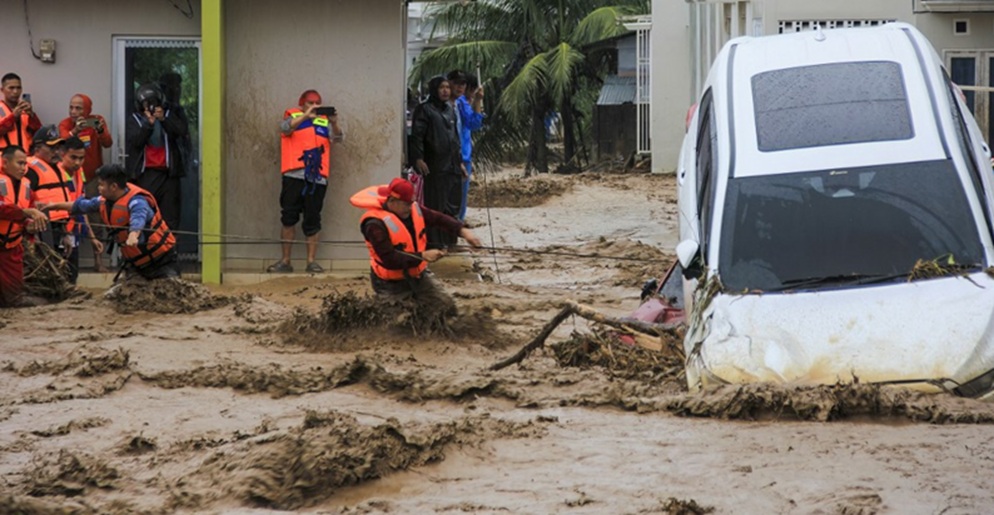इंडोनेशिया में चक्रवात से भारी तबाही हुई है। फोटो - द जकार्ता पोस्ट इंडोनेशिया में चक्रवात से भारी तबाही हुई है। फोटो - द जकार्ता पोस्ट