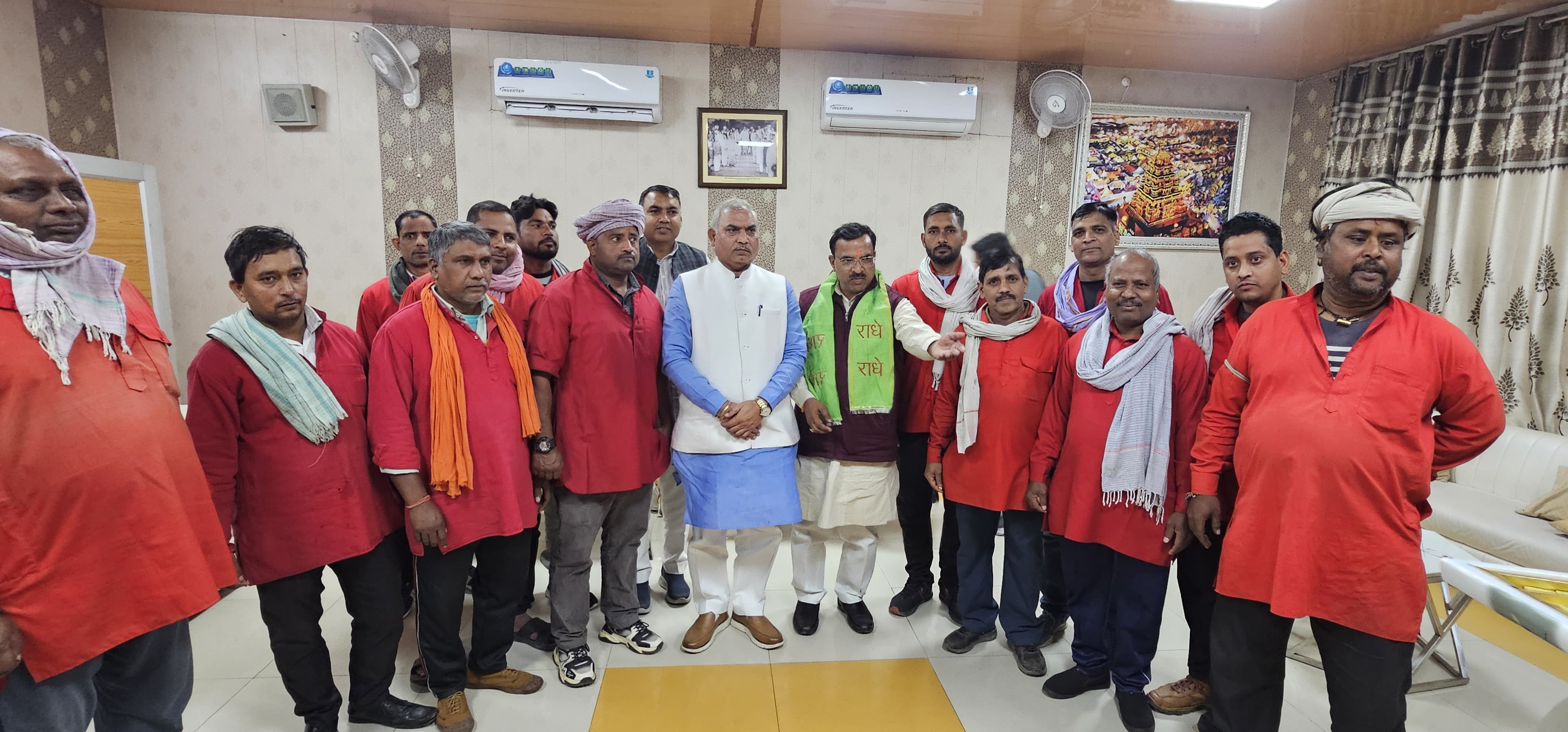 कुलियों के साथ शिव प्रकाश का छायाचित्र