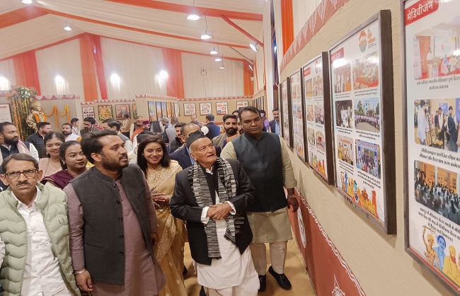 महाराष्ट्र के पूर्व राज्यपाल और उत्तराखंड के पूर्व मुख्यमंत्री विदयार्थी परिषद के अधिवेशन में लगाए गए प्रदर्शन का अवलोकन करते।