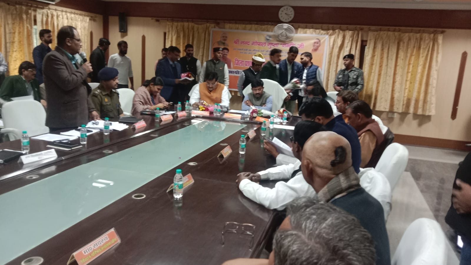 बैठक में अधिकारियों को निर्देश देते मंत्री