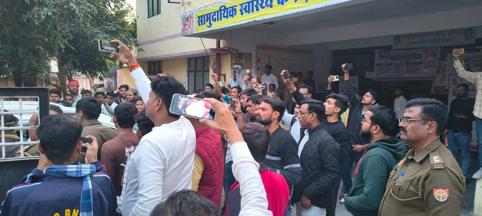 सामुदायिक स्वास्थ्य केंद्र अहरौरा पर उग्र परिजन।