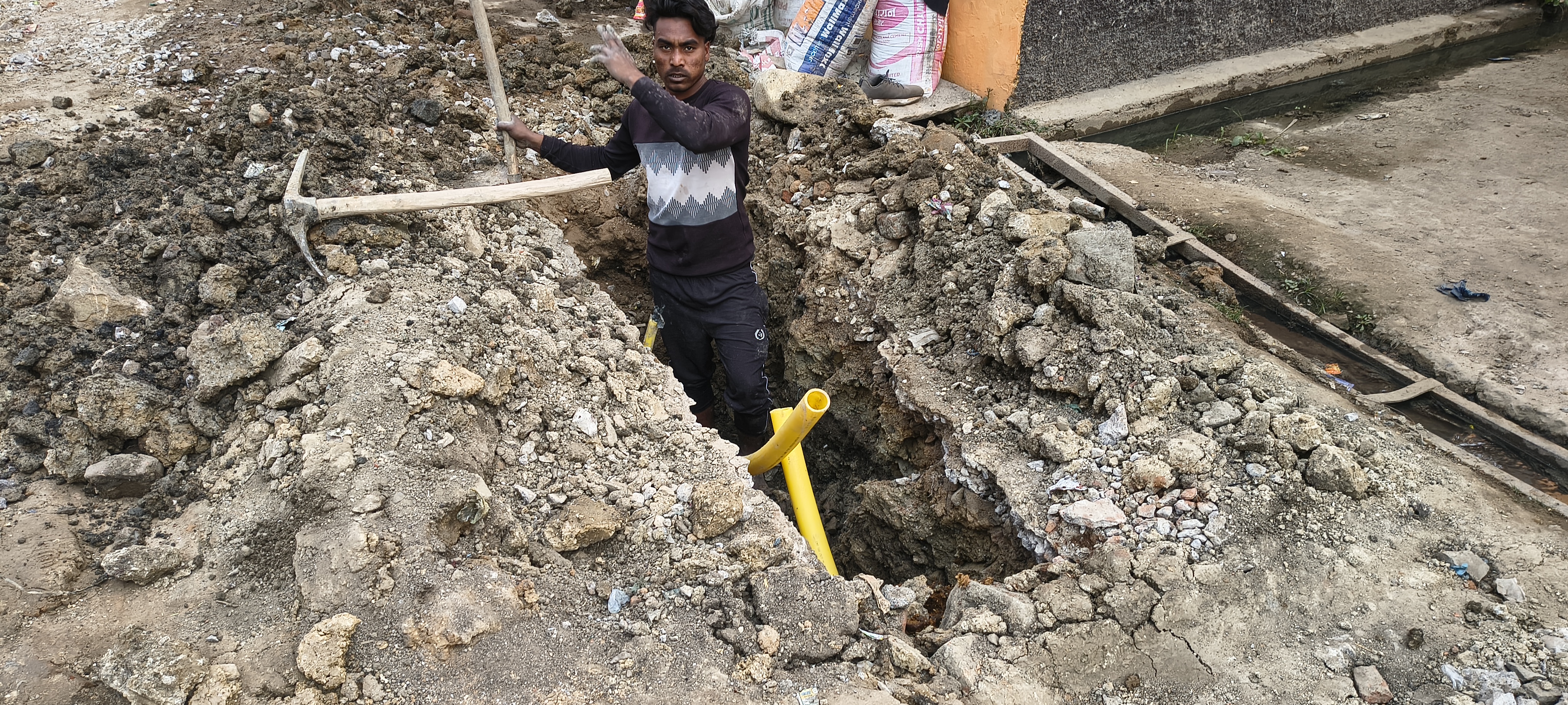 कछुआ गति से हो रहा काम