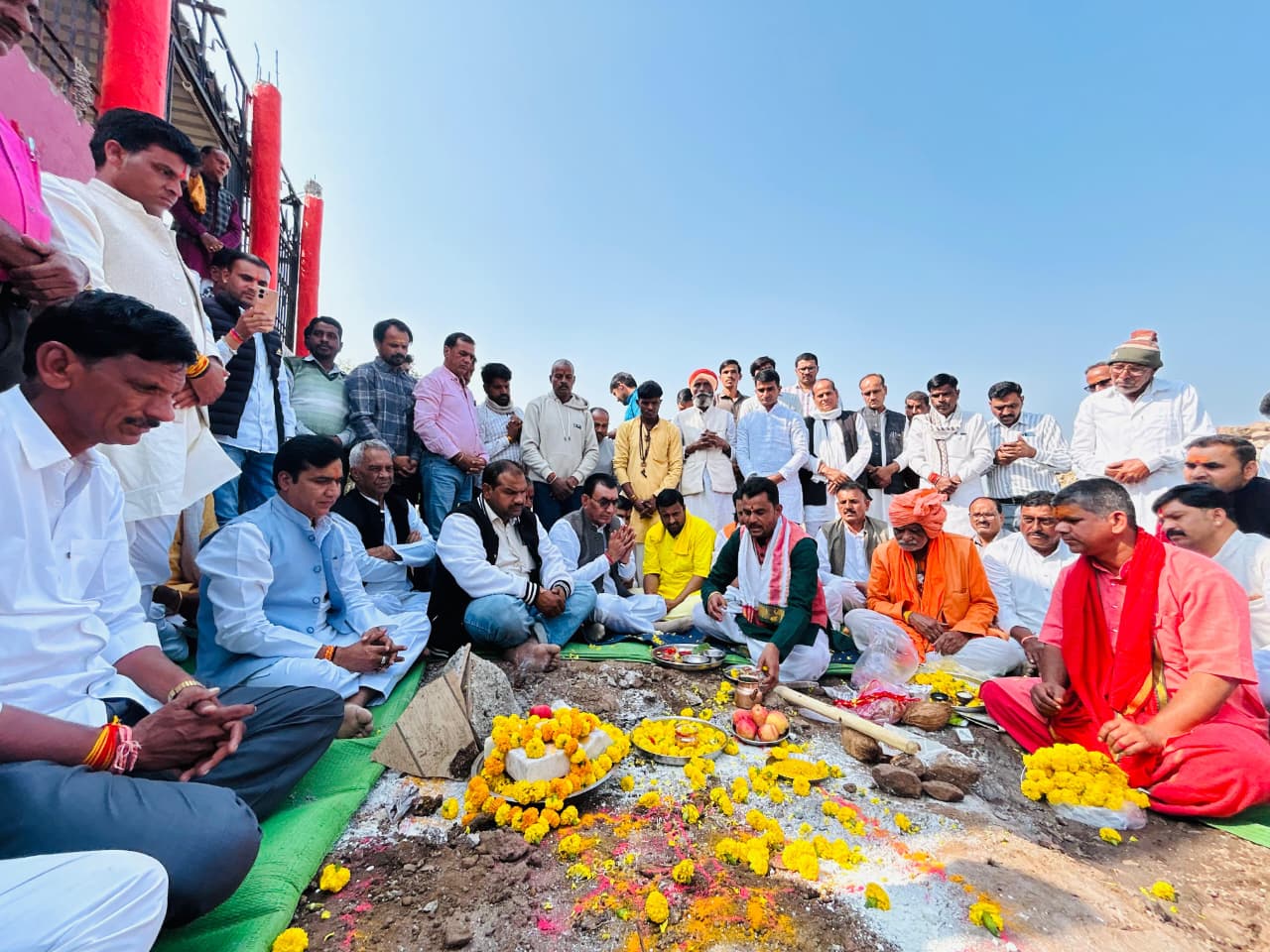 महादेव मंदिर निर्माण कार्य का किया भूमिपूजन महादेव मंदिर निर्माण कार्य का किया भूमिपूजन