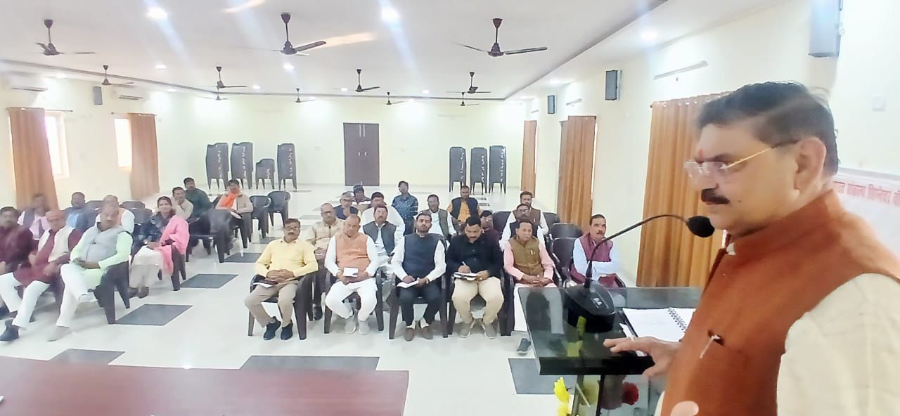 मुख्य अतिथि सुरेन्द्र नारायण सिंह बीजेपी कार्यकर्ताओं को संबोधित करते हुए