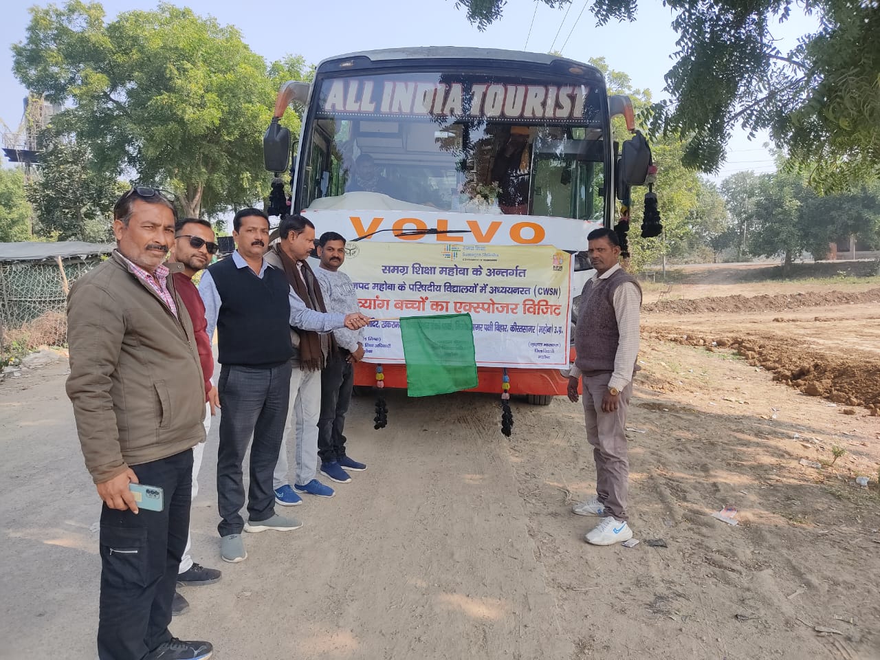 हरी झंड़ी दिखाकर वाहन को किया रवाना