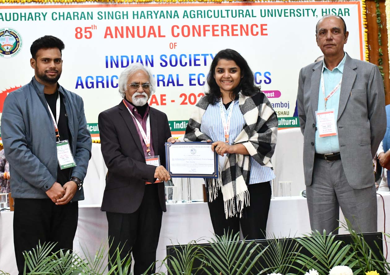 वैज्ञानिकों को सम्मानित करते मुख्य अतिथि।