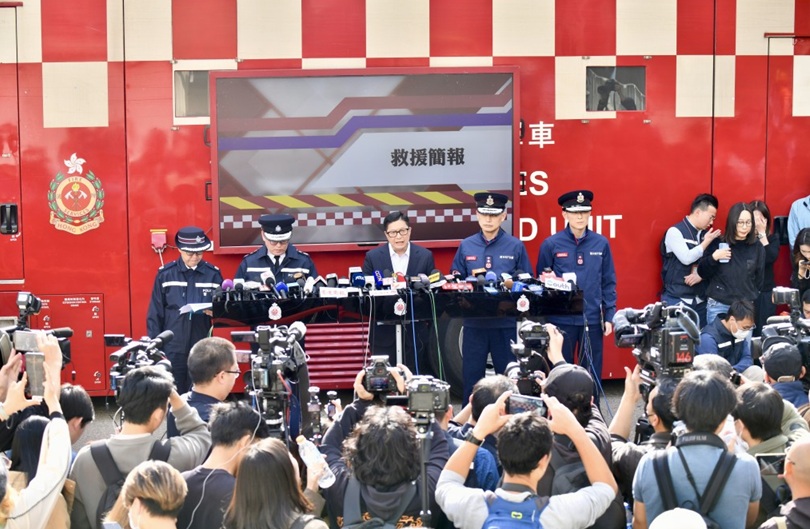 हांगकांग में शुक्रवार दोपहर शोक में डूबे वरिष्ठ अधिकारियों ने संवाददाता सम्मेलन में बताया कि अब तक 128 शव मिल चुके हैं। इनमें से अधिकांश की पहचान करना असंभव है। फोटो - द स्टैंडर्स हांगकांग में शुक्रवार दोपहर शोक में डूबे वरिष्ठ अधिकारियों ने संवाददाता सम्मेलन में बताया कि अब तक 128 शव मिल चुके हैं। इनमें से अधिकांश की पहचान करना असंभव है। फोटो - द स्टैंडर्स