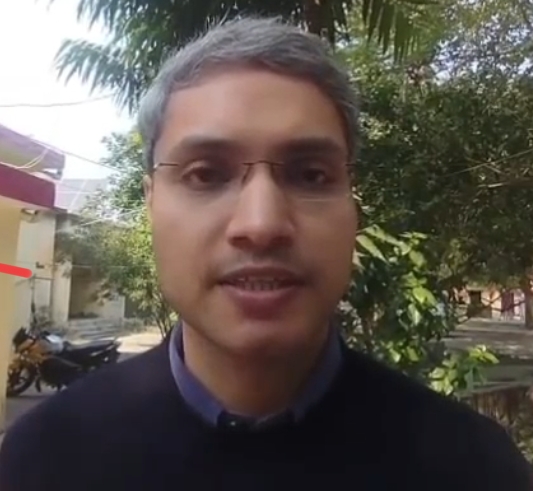 बीएसए को निर्देश देते जिलाधिकारी रविन्द्र सिंह की फोटो