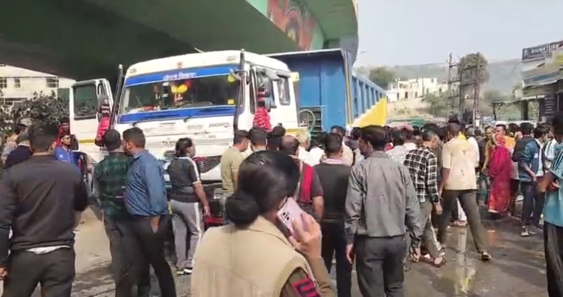 डंपर दुर्घटना के बाद मौके पर उपस्थित लोग