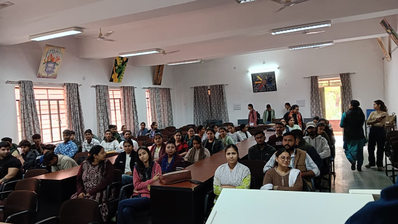 कार्यक्रम को संबोधित करते  हुए ।