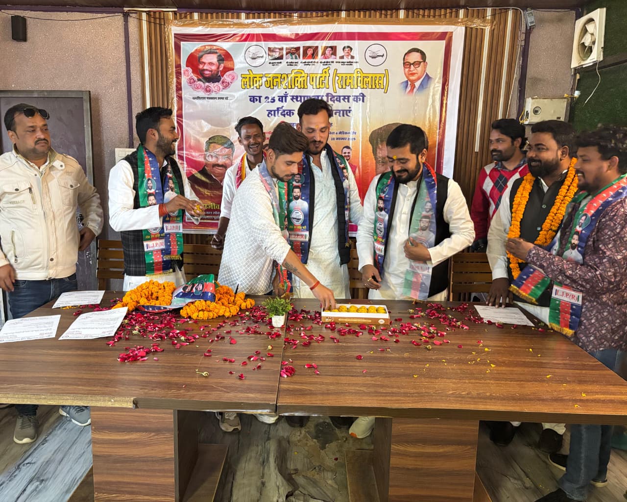 लोक जनशक्ति पार्टी का 25वां स्थापना दिवस गोरखपुर में हर्षोल्लास के साथ मनाया गया*