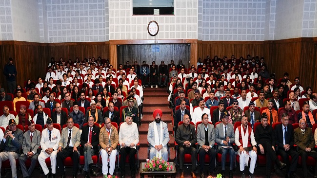 राजभवन  में सुरक्षा और पर्यावरण चुनौतियां और पर्यटन संभावनाओं विषय पर आयोजित कार्यक्रम में  राज्यपाल सहित अन्य अतिथि।