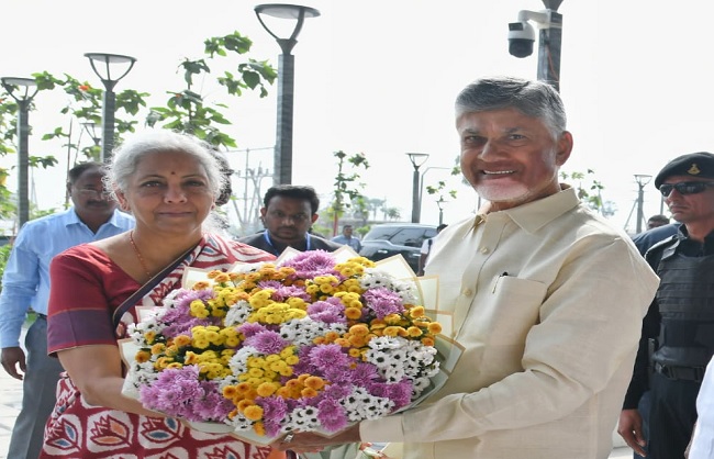 अमरावती में बैंक व बीमा कार्यालयों की रखी आधारशिला रखते सीतारमण
