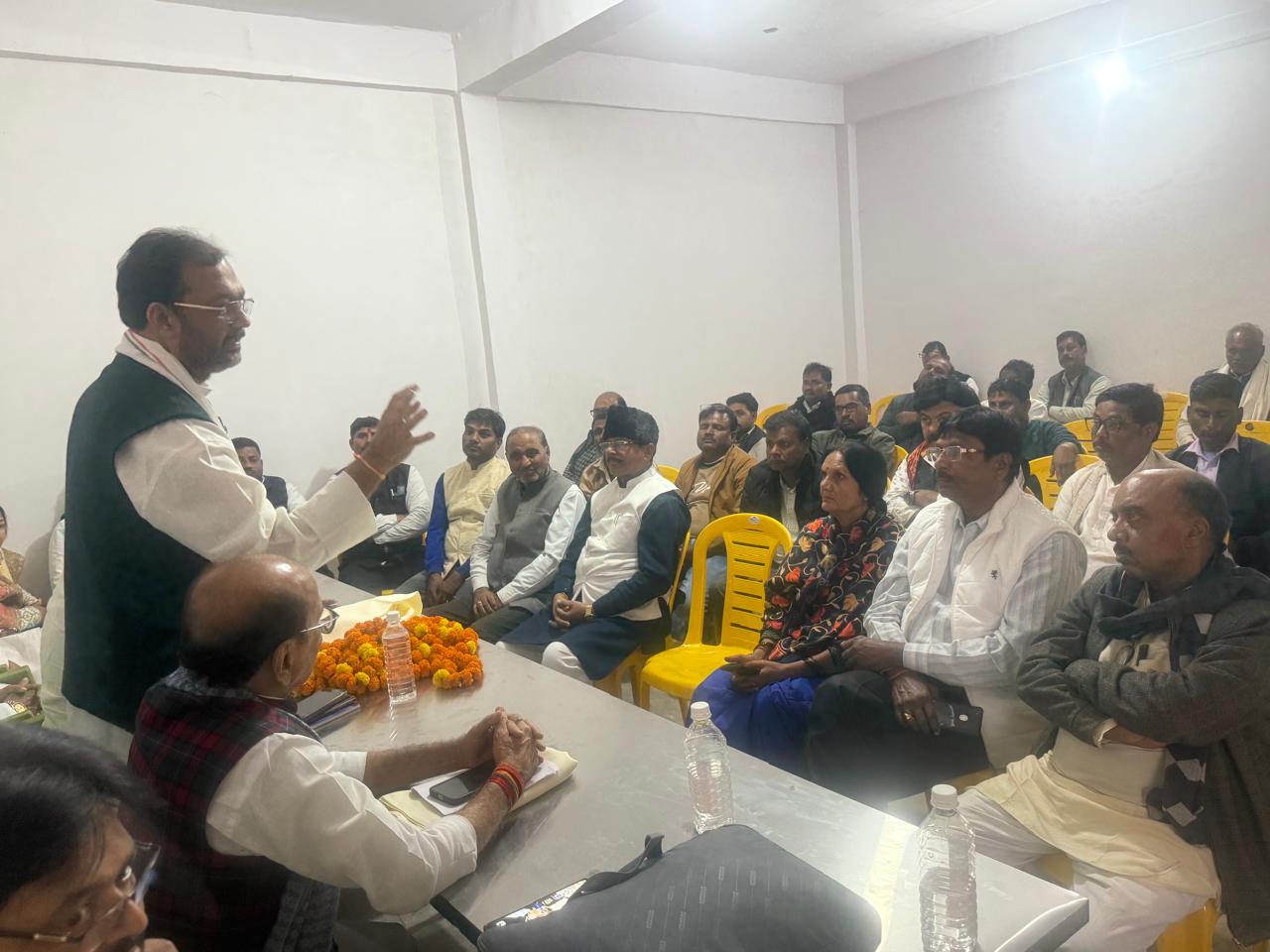 कांग्रेस पार्टी के राष्ट्रीय महासचिव राजेश तिवारी और उपस्थित कार्यकर्ता