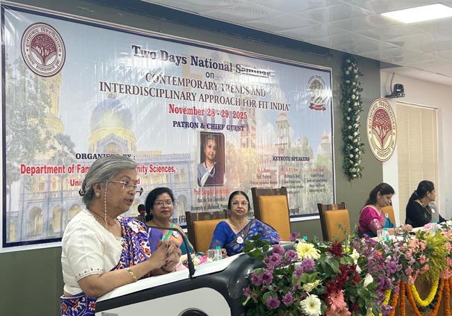 सम्बोधित करते इविवि की कुलपति