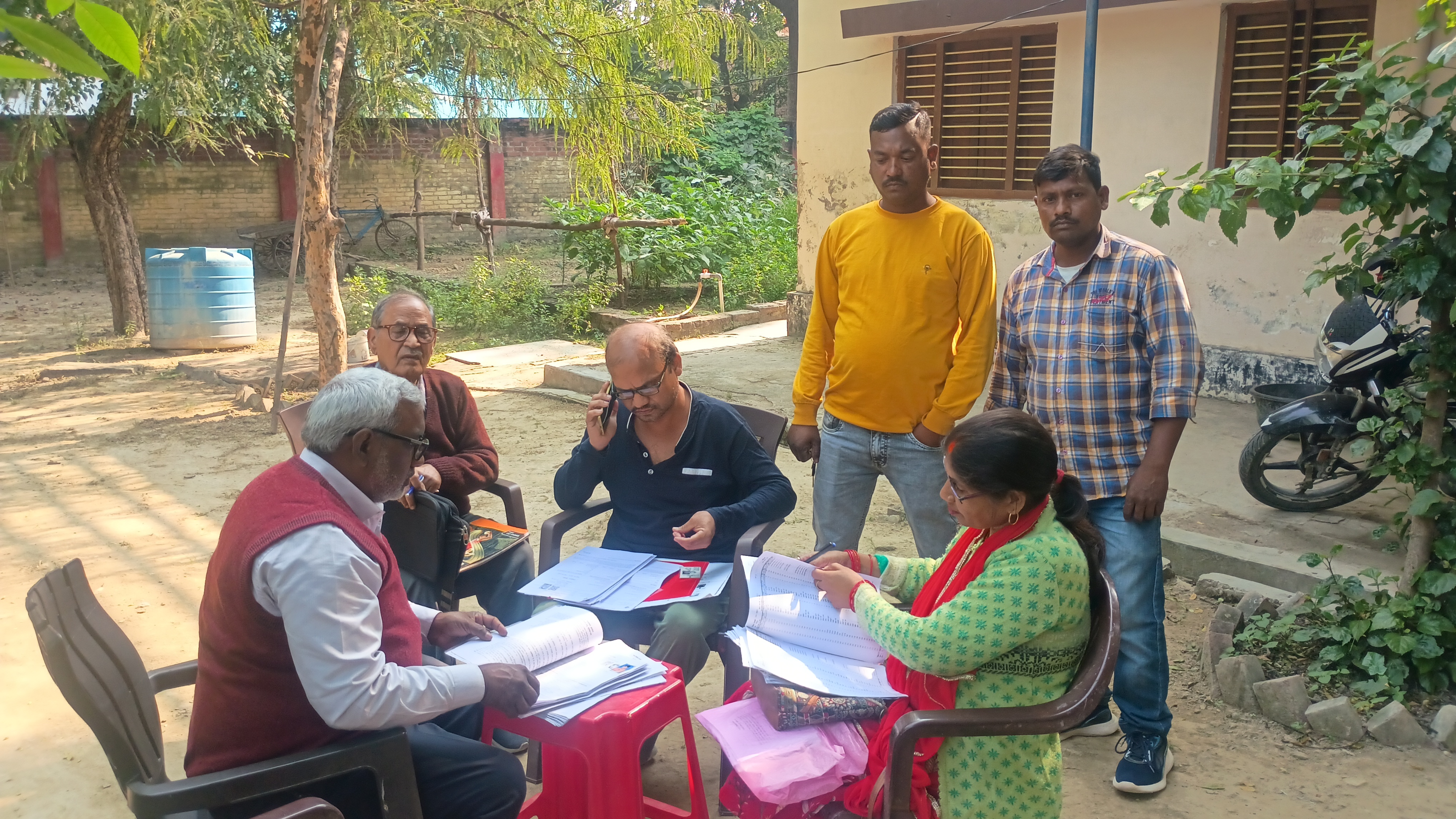 बीएलओ द्वारा कैंप लगाकर एसआईआर का फॉर्म बांटते और कलेक्ट करते हुए