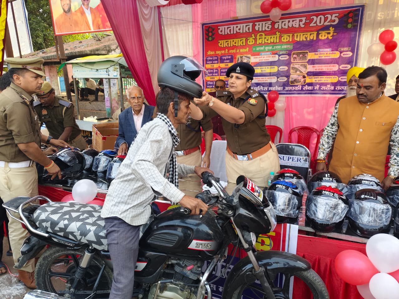 हेलमेट पहनाती एएसपी