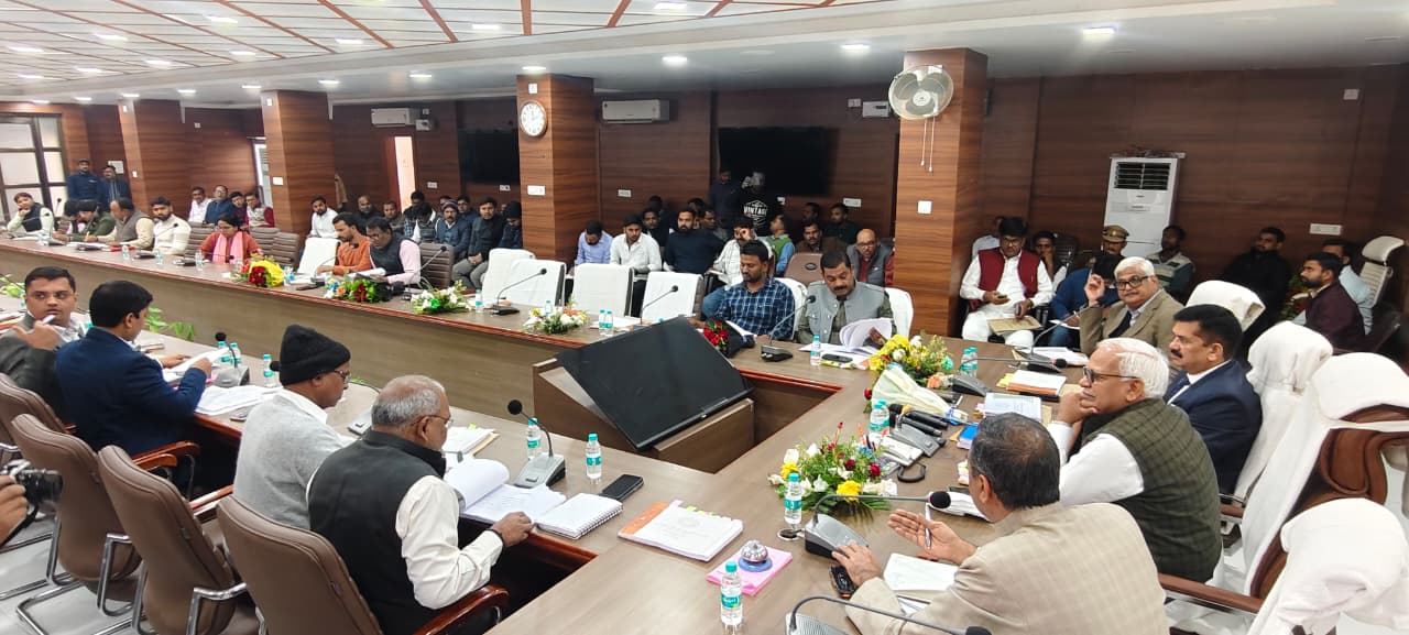 अधिकारियों को निर्देशित करते हुए सपा सांसद बाबू सिंह कुशवाहा और सपा विधायक डॉ रागिनी सोनकर